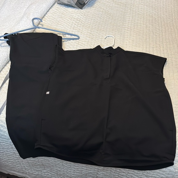 FIGS Women’s Scrubs - Picture 1 of 1